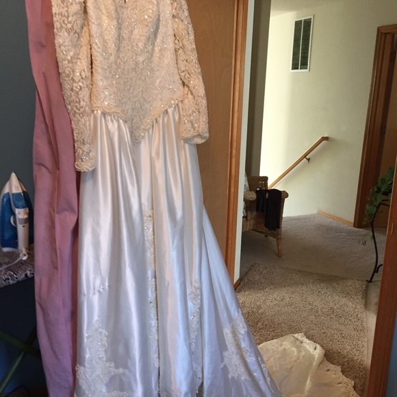 Wedding Gown - Picture 1 of 2